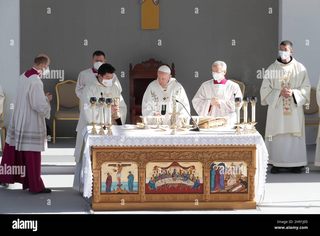 Nicosia, Cipro. 03 dicembre 2021. Papa Francesco ha visto durante i divini servizi allo Stadio GSP di Nicosia.Papa Francesco ha fatto una visita ufficiale a Cipro il 2-4 dicembre. (Foto di George Christophorou/SOPA Images/Sipa USA) Credit: Sipa USA/Alamy Live News Foto Stock