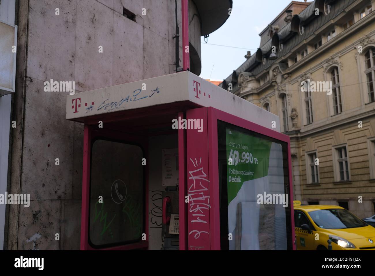 Budapest, Ungheria - 1 novembre 2021: T-Mobile cabina telefonica della città, editoriale illustrativo. Foto Stock