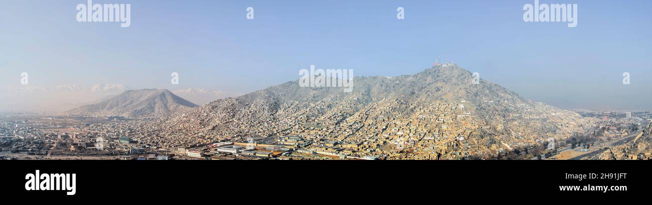 Panorama di Kabul Afghanistan con insediamenti informali sulle colline e architettura più moderna nella valle Foto Stock