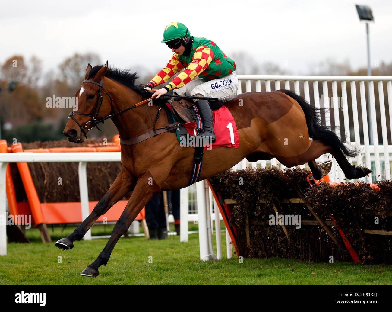 Sean Bowen a cavallo di Forever Beato sulla strada per vincere il Pinsent Masons Introduttory Juvenile Huddle durante il Betfair Tingle Creek Festival all'ippodromo di Sandown Park, Esher. Data foto: Venerdì 3 dicembre 2021. Foto Stock