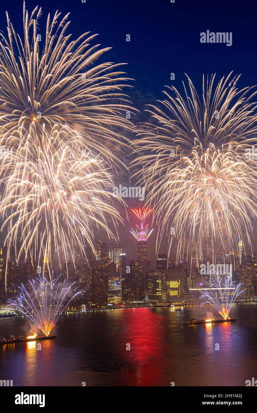 NEW YORK CITY, STATI UNITI - 05 lug 2021: Fuochi d'artificio 4 e luglio a New York City, visto da Greenpoint, Brooklyn Foto Stock
