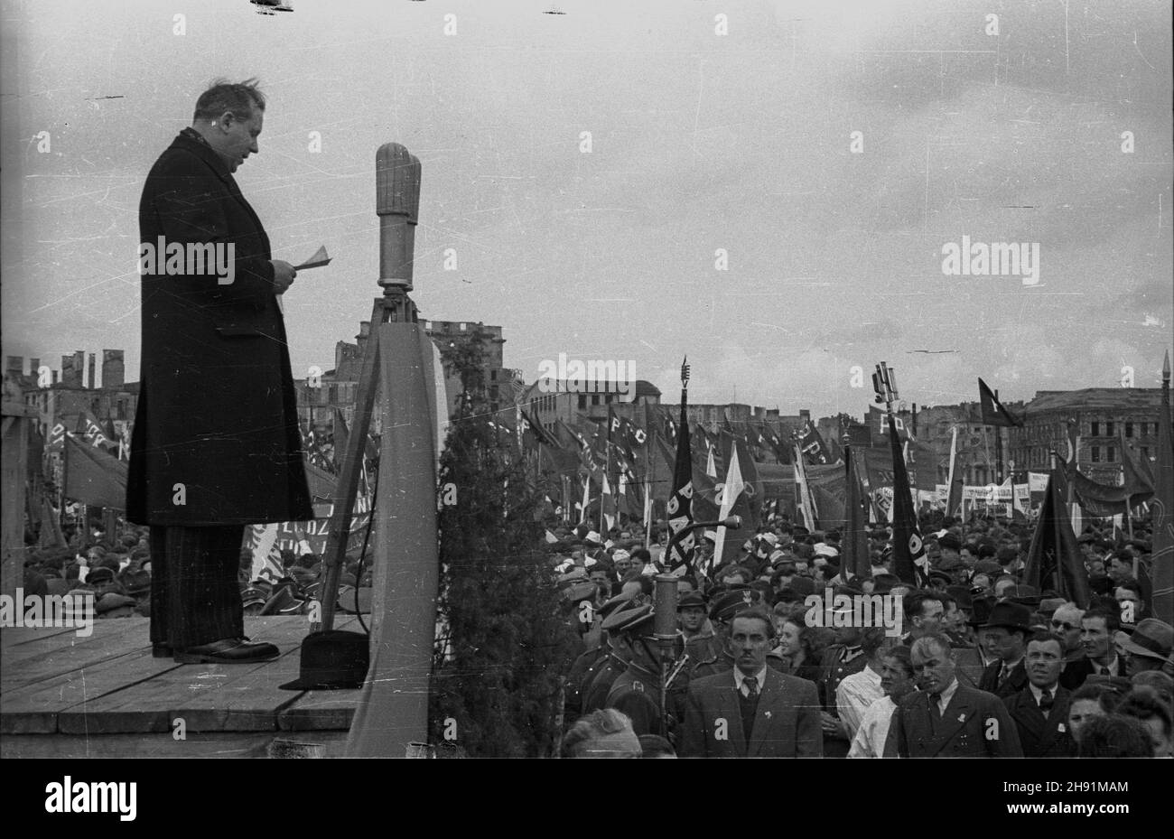 Warszawa, 1947-05-01. Manifestacja pierwszomajowa na pl. Zwyciêstwa. NZ. Przemawia sekretarz Naczelnego Komitetu Wykonawczego Stronnictha Ludowego Antoni Korzycki. bb/gr PAP Varsavia, 1 maggio 1947. Una parata Mayday in Piazza Zwyciestwa (Vittoria). Nella foto: Segretario del Partito contadino Antoni Korzycki. bb/gr PAP Foto Stock