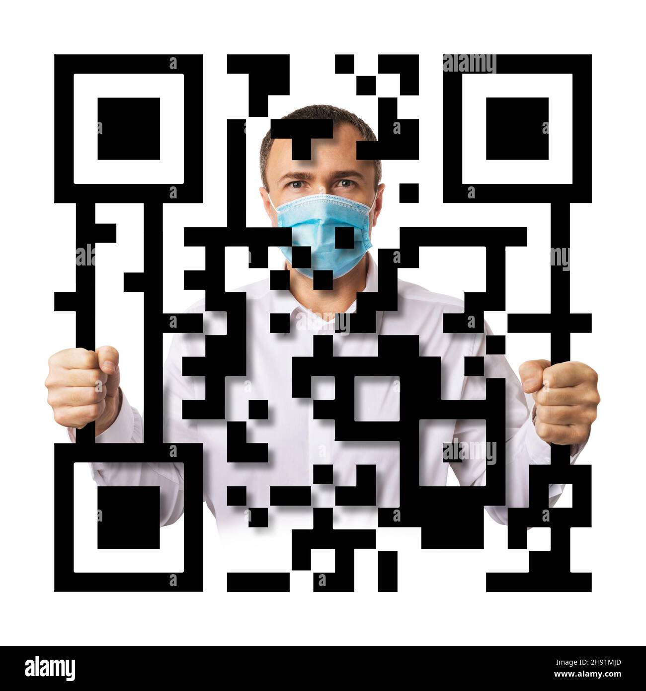Un uomo in una maschera tiene sopra le barre fatte di codice QR, isolato su uno sfondo bianco, concetto sul tema della prigione digitale Foto Stock