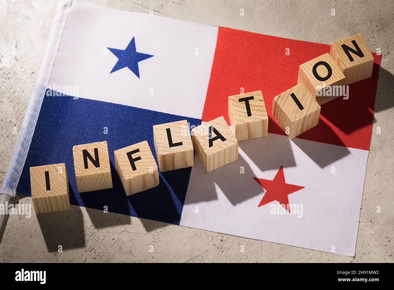 Bandiera di Panama e cubi di legno con testo, concetto sul tema dell'inflazione nello stato di Panama Foto Stock