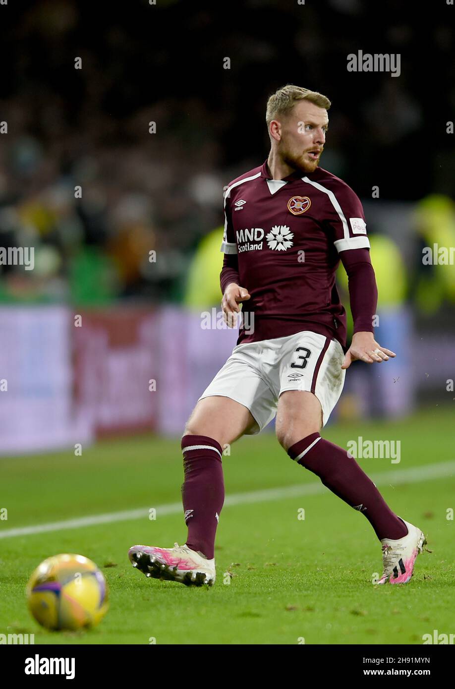 Glasgow, Scozia, 2 dicembre 2021. Stephen Kingsley of Hearts durante la partita della Scottish Premier League al Celtic Park di Glasgow. Il credito dell'immagine dovrebbe leggere: Neil Hanna / Sportimage Foto Stock