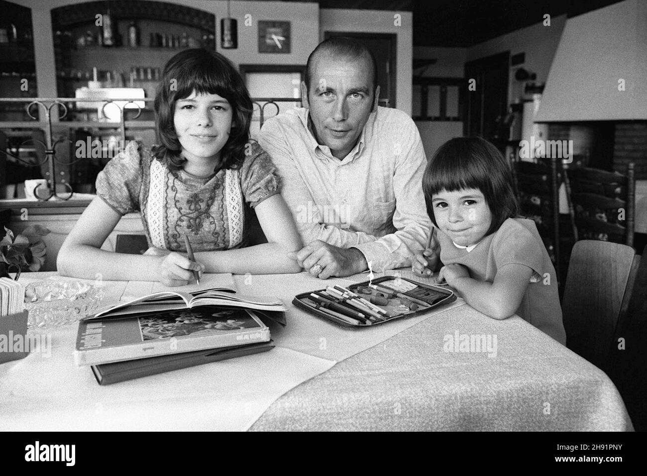 Horst Eckel è morto oggi (3 dicembre 2021)! Horst ECKEL, Germania, ex calciatore, campione del mondo di calcio dal 1954, siede al tavolo con le sue figlie Susanne e Dagmar, i bambini fanno i loro compiti, 02.25.1973. Vé¬CvC¬ Foto Stock