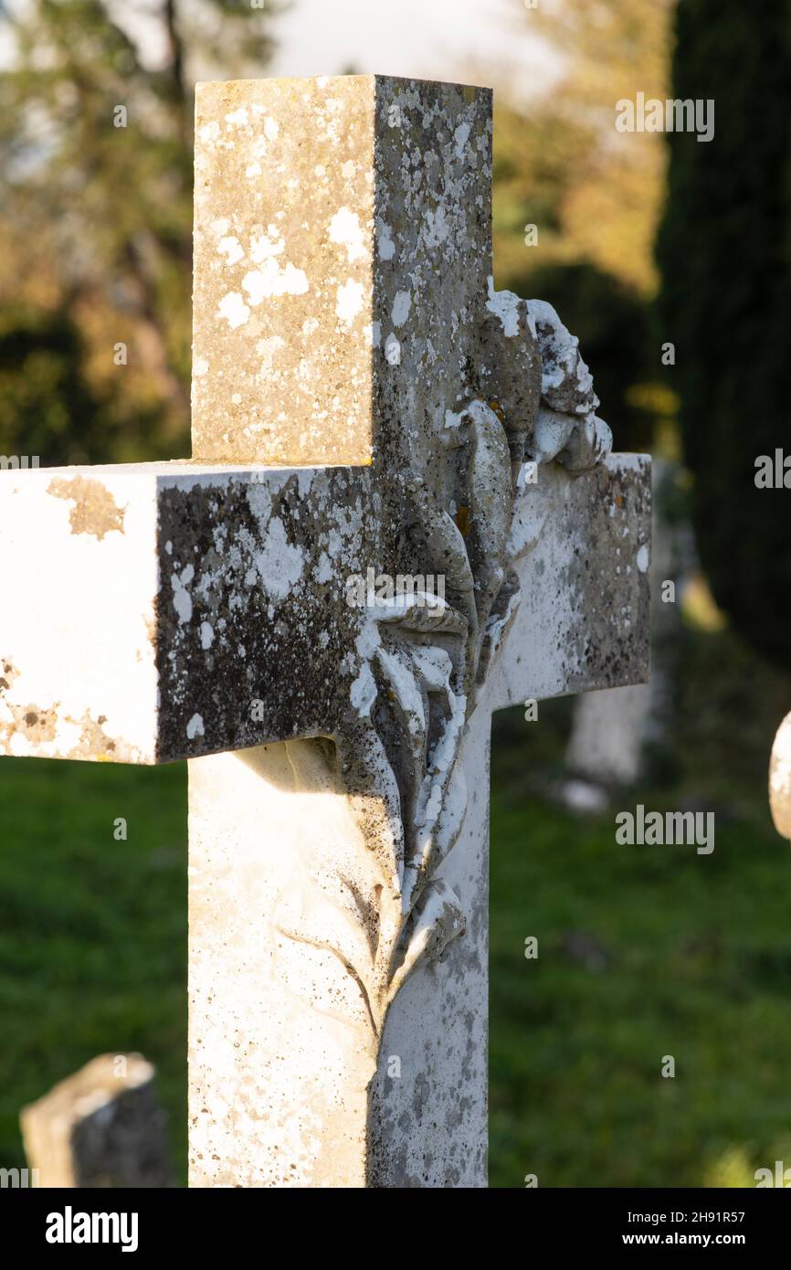 Croci celtiche montate sui cimiteri in Irlanda Foto Stock