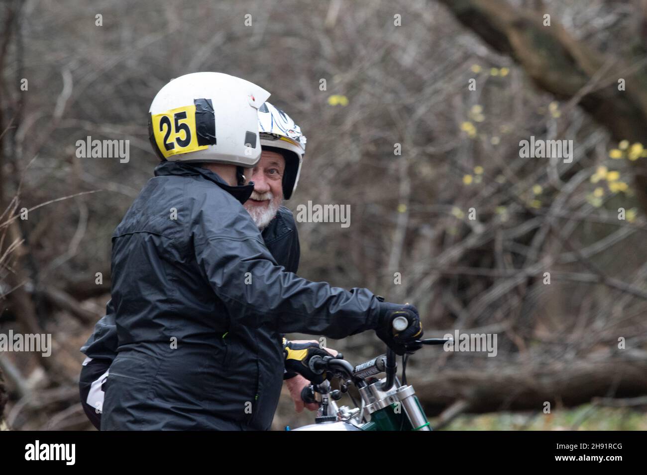 Due trialiste mature di motociclette si scambiano opinioni Foto Stock