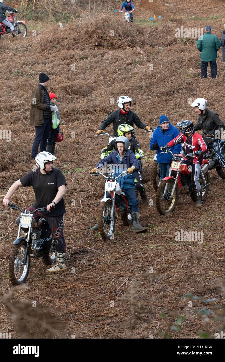 I motociclisti si accaparrano per la prossima sezione di una prova motociclistica Suffolk Foto Stock