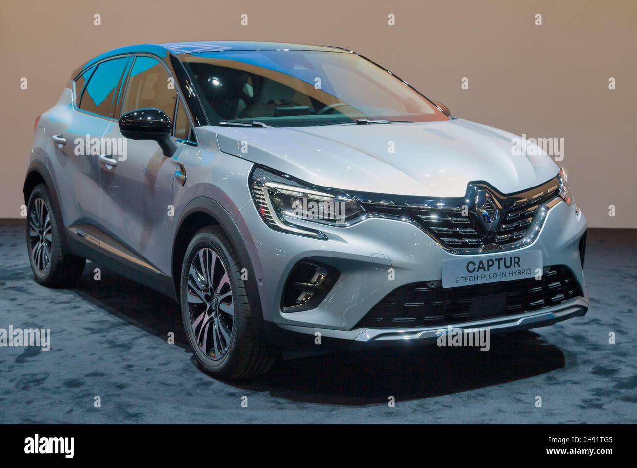 Barcellona, Spagna - 7 ottobre 2021: Renault Captur e-Tech Hybrid Initiale Paris presentato all'Automobile Barcelona 2021 a Barcellona, Spagna. Foto Stock