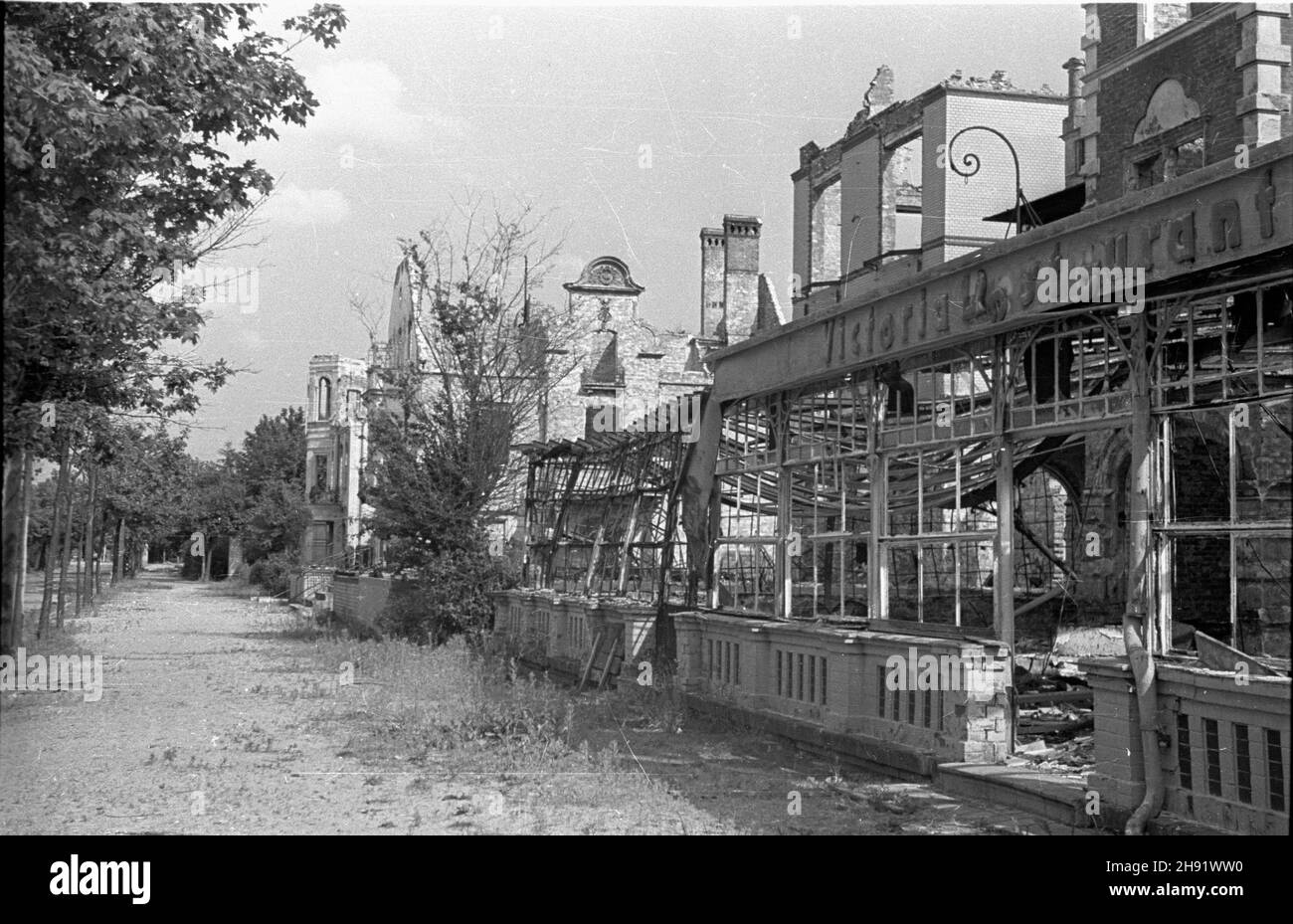 Szczecin, 1947-05. Zrujnowany taras restauracji Victoria w œródmieœciu. bb/gr PAP Dok³adny dzieñ wydarzenia nieustalony. Szczecin, maggio 1947. Il tarrace del ristorante Victoria nel centro di Szczecin distrutto durante la seconda Guerra Mondiale. bb/gr PAP Foto Stock