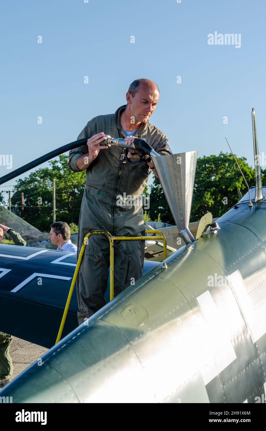 Il pilota Lee Proudfoot rifornisce un aereo da caccia Buchon al salone di Headcorn, Kent. Hispano ha-1112 Buchon, spagnolo ha costruito Messerschmitt Bf109 aeroplano Foto Stock