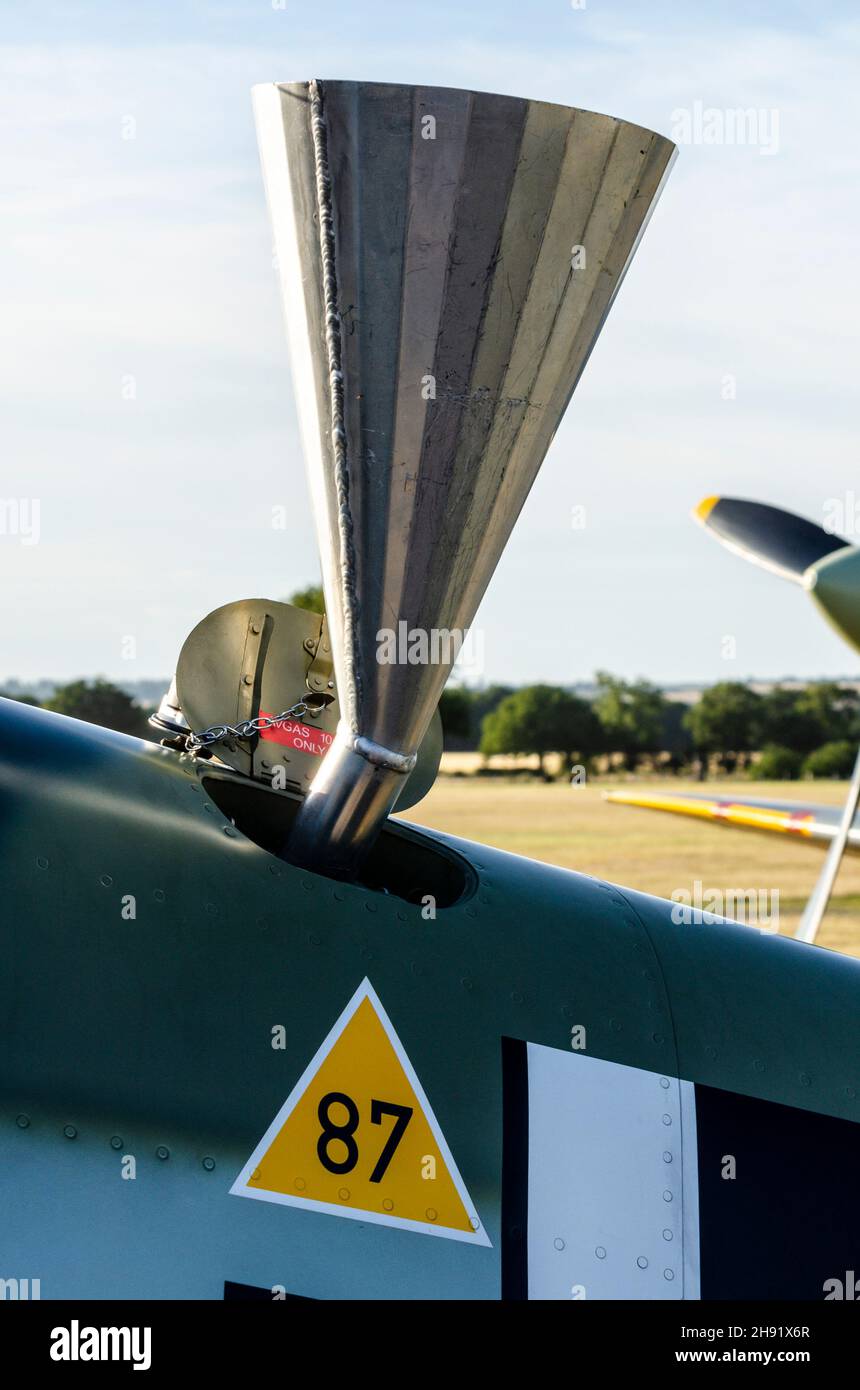 Imbuto posizionato nell'ingresso del bocchettone di rifornimento carburante per un Hispano ha-1112 Buchon, aereo da caccia Messerschmitt Bf109 Me109 della seconda guerra mondiale costruito in spagnolo Foto Stock