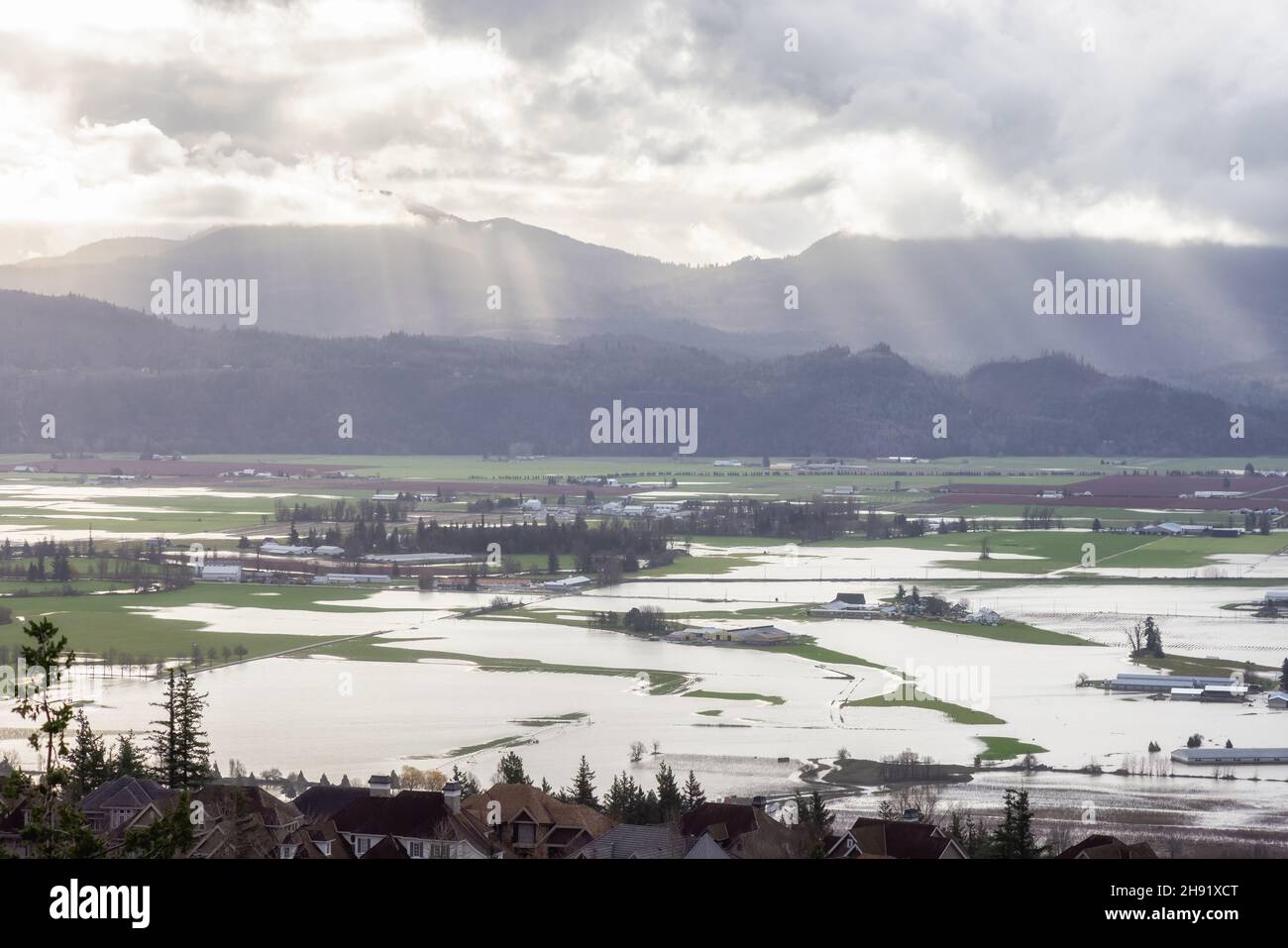 Devastante alluvione del disastro naturale in città e terreni agricoli dopo la tempesta Foto Stock