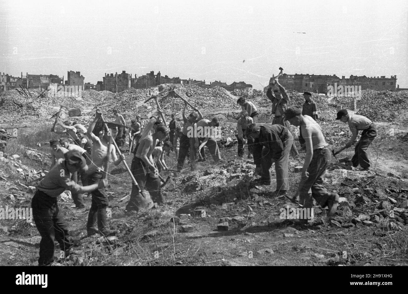 Warszawa, 1947-05. Ochotnicze Bataliony Odbudowy Warszawy przy practach zwi¹zanych z przed³u¿aniem ul. Marsza³kowskiej na pó³noc od placu Bankowego. NZ. Prace ziemne. bb/gr PAP Dok³adny dzieñ wydarzenia nieustalony. Varsavia, maggio 1947. Volontari squadre di ricostruzione di Varsavia che prolungano via Marszalkowska a nord da Piazza Bankowy. Nella foto: Team al lavoro. bb/gr PAP Foto Stock