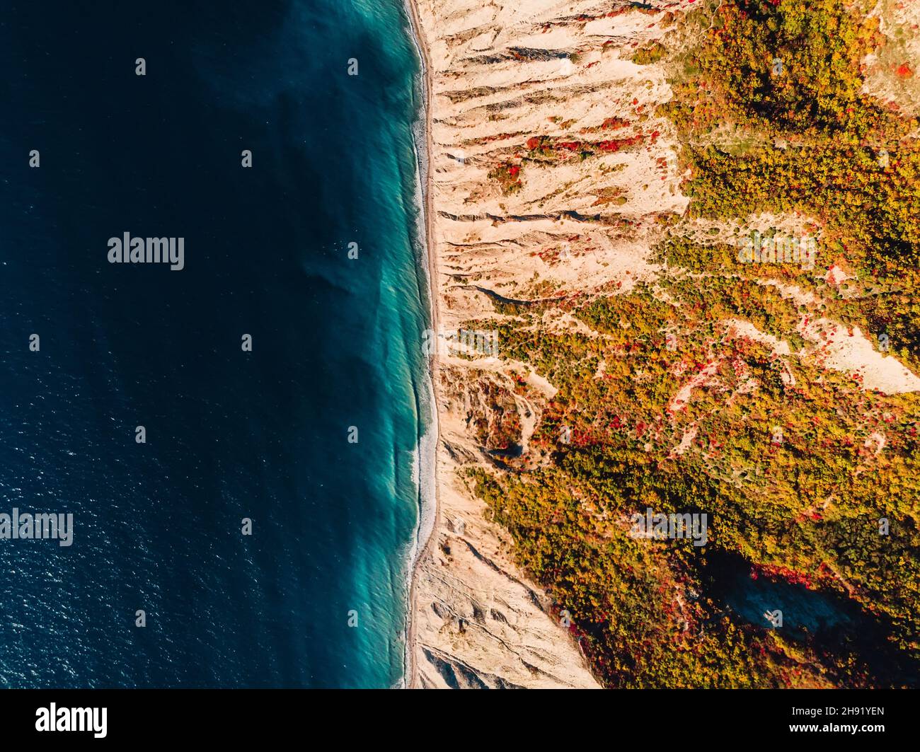 Vista aerea del litorale roccioso con scogliera e mare con onde Foto Stock