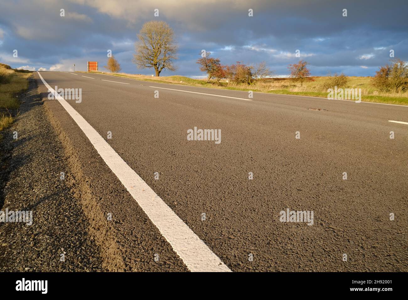 vista ad angolo basso di una strada di campagna remota Foto Stock
