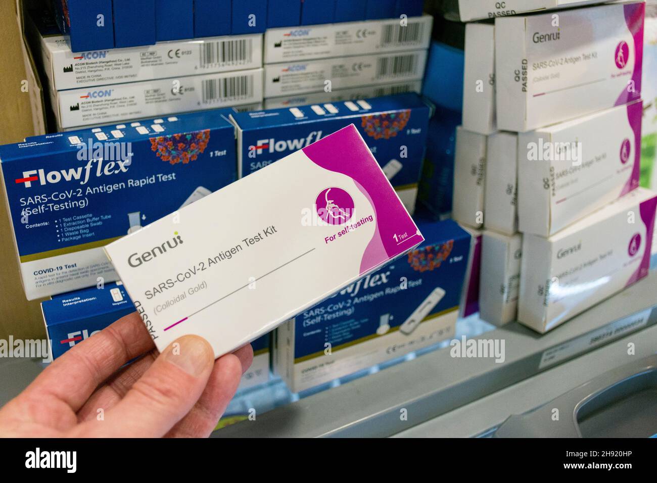 Genrui e Flowflex Sars Cov 2 Antigen Rapid Test Self Testing Kit tampone in vendita in negozio in Ardara, Contea di Donegal, Irlanda Foto Stock