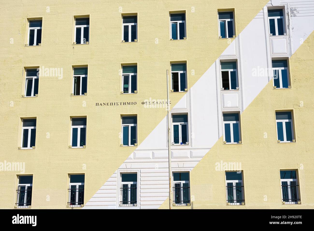 VOLOS, GRECIA - 02 dicembre 2021: Università della Tessaglia, emblematico edificio storico sul lungomare di Volos, Grecia, architettura neoclassica Foto Stock