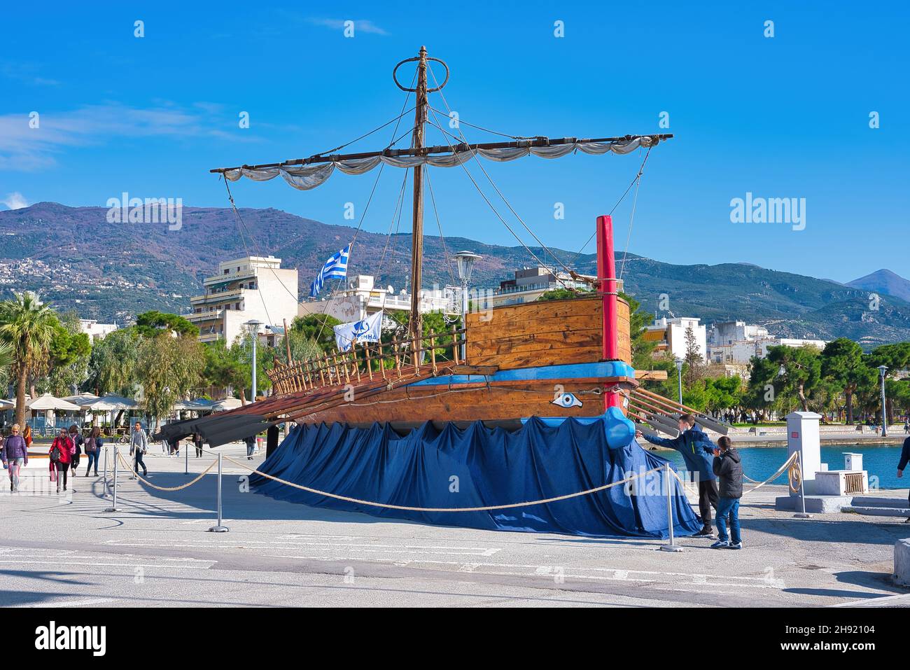 VOLOS, GRECIA - Dic 01, 2021: Argo si trova nel suo porto, bello e hughty. La mitica nave di Jason sul lungomare di Volos, Grecia Foto Stock