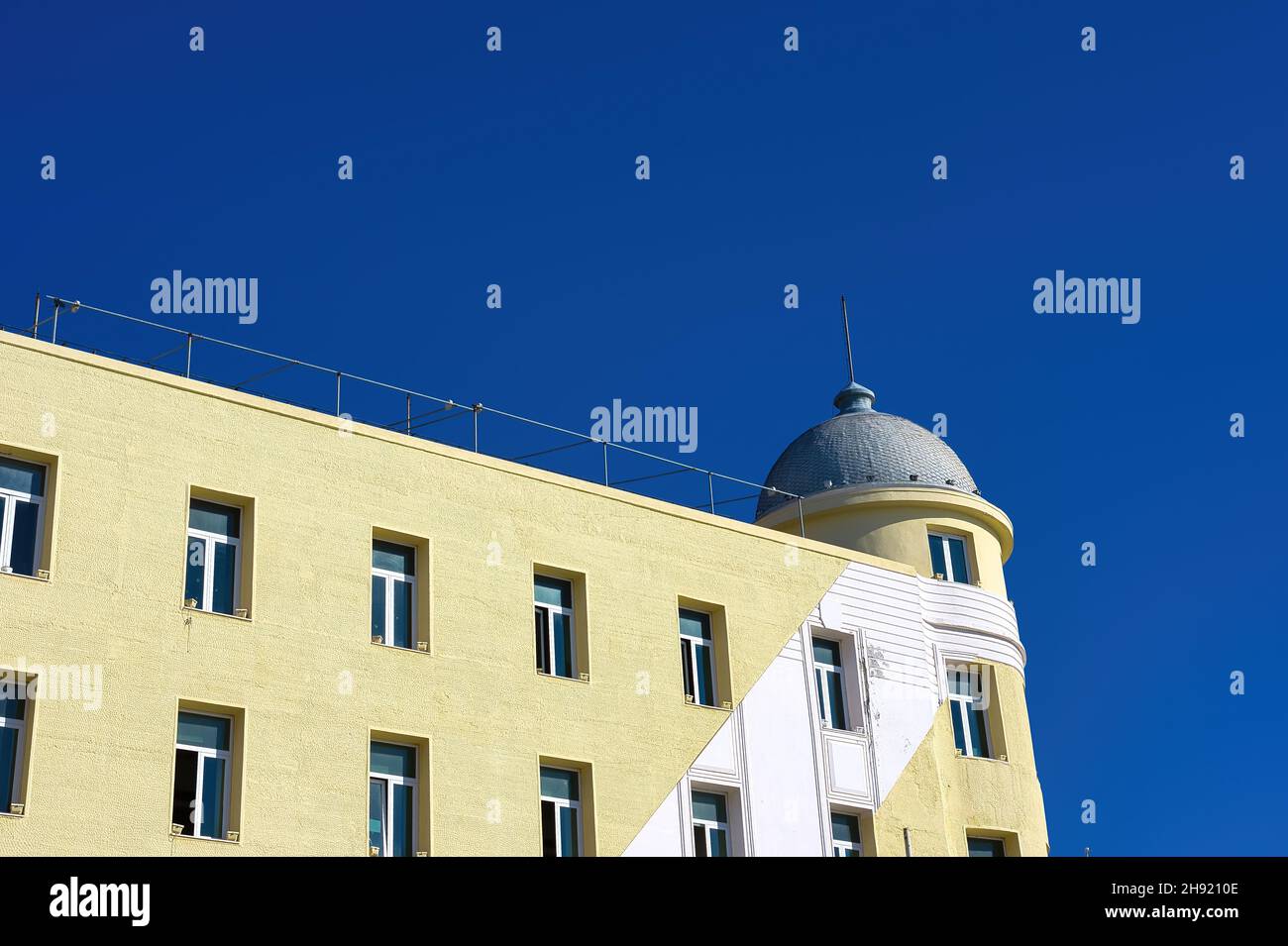 VOLOS, GRECIA - 02 dicembre 2021: Università della Tessaglia, emblematico edificio storico sul lungomare di Volos, Grecia, architettura neoclassica Foto Stock