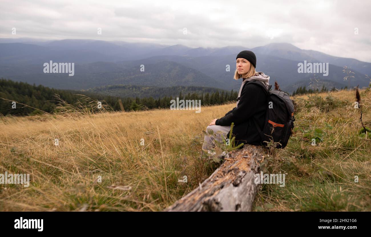 Accessori, vestiti e vari altri uomini cose da raccogliere nel viaggio. top  view articoli da viaggio sul pavimento per il viaggio in montagna Foto  stock - Alamy