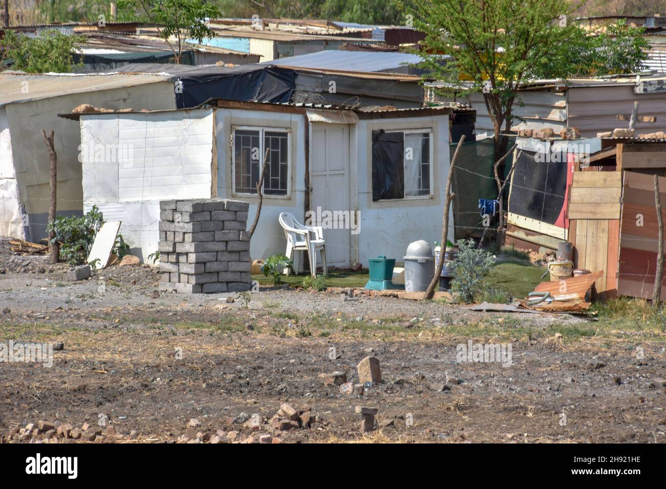 Edifici in insediamenti informali nascosto nella parte orientale di Pretoria in Sud Africa che simboleggia la divisione del paese con la sua ricchezza e u Foto Stock