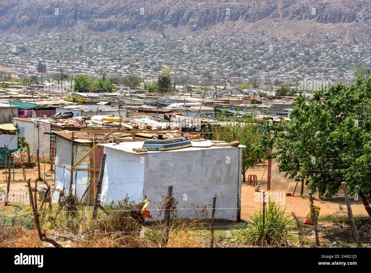 Edifici in insediamenti informali nascosto nella parte orientale di Pretoria in Sud Africa che simboleggia la divisione del paese con la sua ricchezza e u Foto Stock