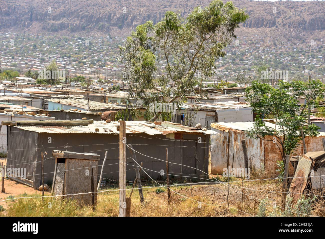 Edifici in insediamenti informali nascosto nella parte orientale di Pretoria in Sud Africa che simboleggia la divisione del paese con la sua ricchezza e u Foto Stock