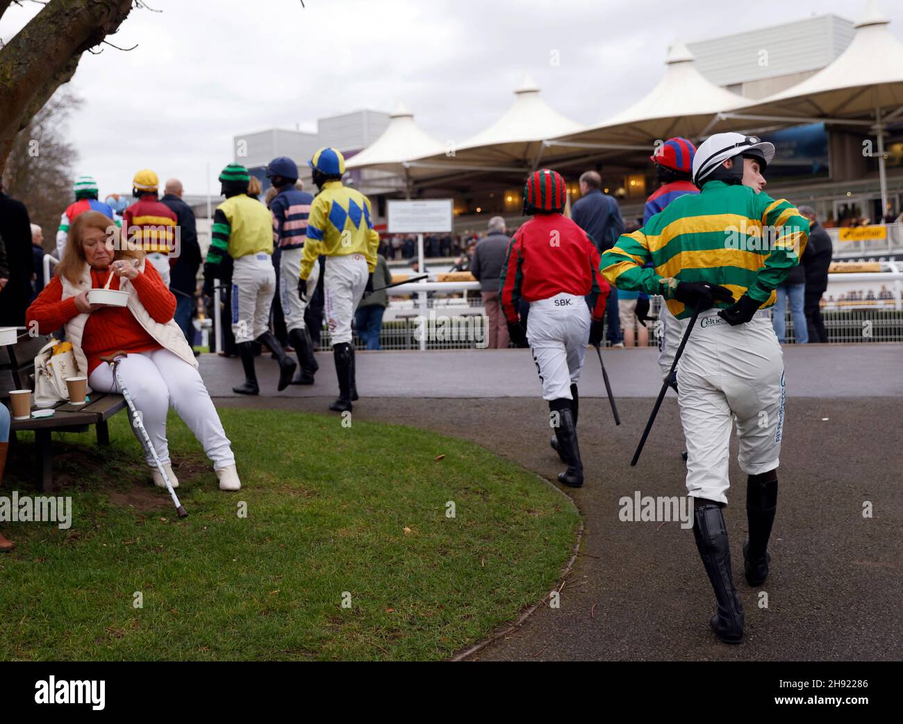 Sean Houlihan (a destra) si dirige verso il ring della sfilata prima della caccia per handicap Betfair Exchange durante il Betfair Tingle Creek Festival all'ippodromo di Sandown Park, Asher. Data foto: Venerdì 3 dicembre 2021. Foto Stock