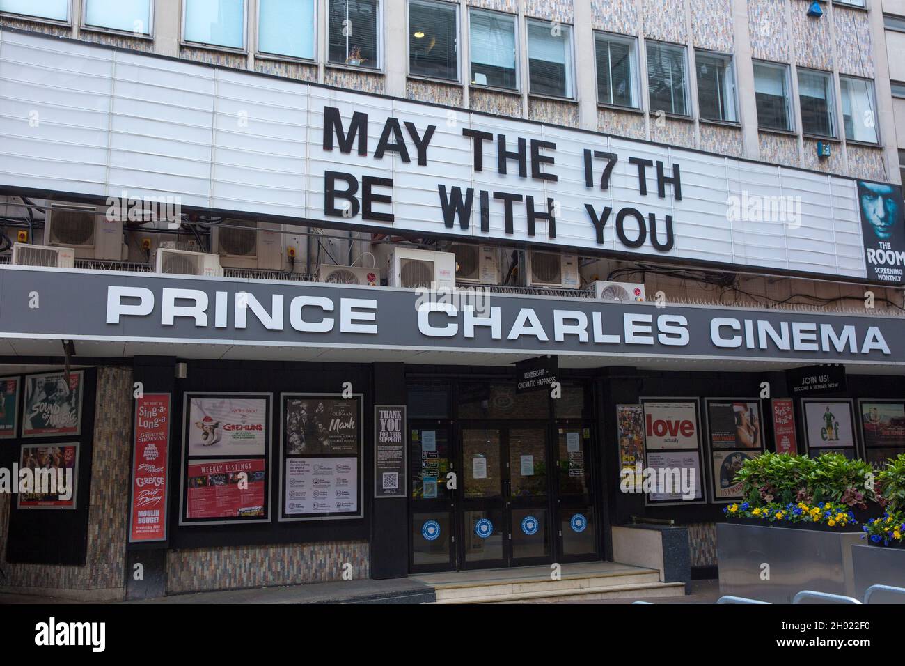 Un messaggio che indica la data di riapertura è visto sul fronte del Prince Charles Cinema nel centro di Londra in vista della prossima fase di allentamento di blocco. Foto Stock