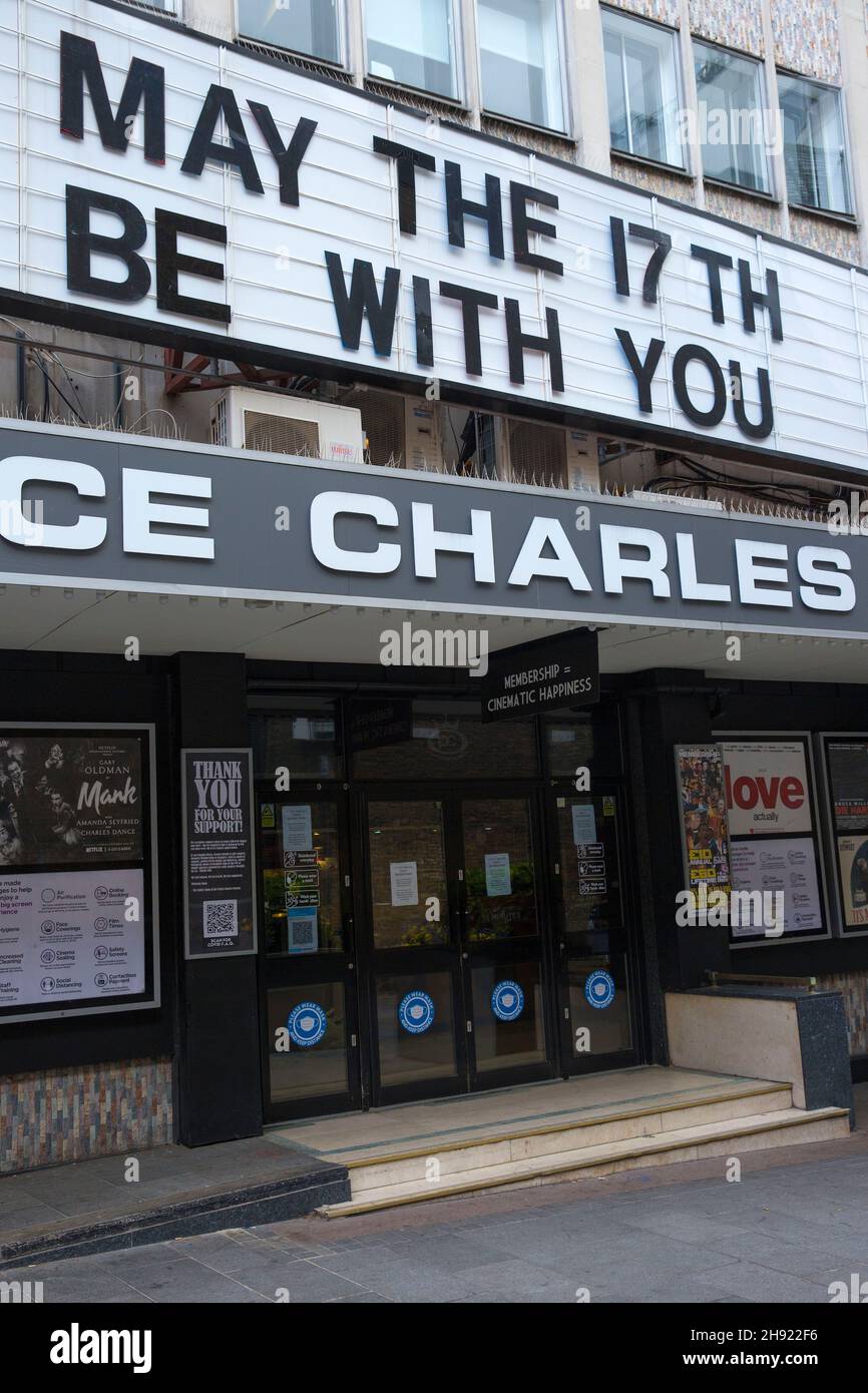 Un messaggio che indica la data di riapertura è visto sul fronte del Prince Charles Cinema nel centro di Londra in vista della prossima fase di allentamento di blocco. Foto Stock