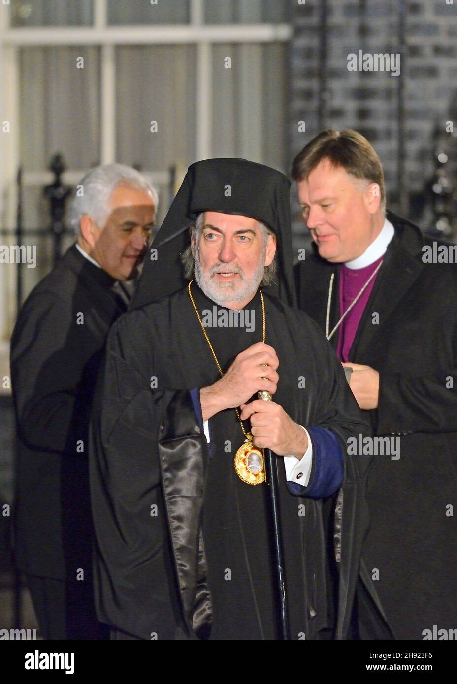 Nikitas Lulias, Arcivescovo di Thyateira e Gran Bretagna (Arcivescovo greco-ortodosso di GB), con il Rt Revd Jonathan Baker, Vescovo di Fulham (R) in do Foto Stock