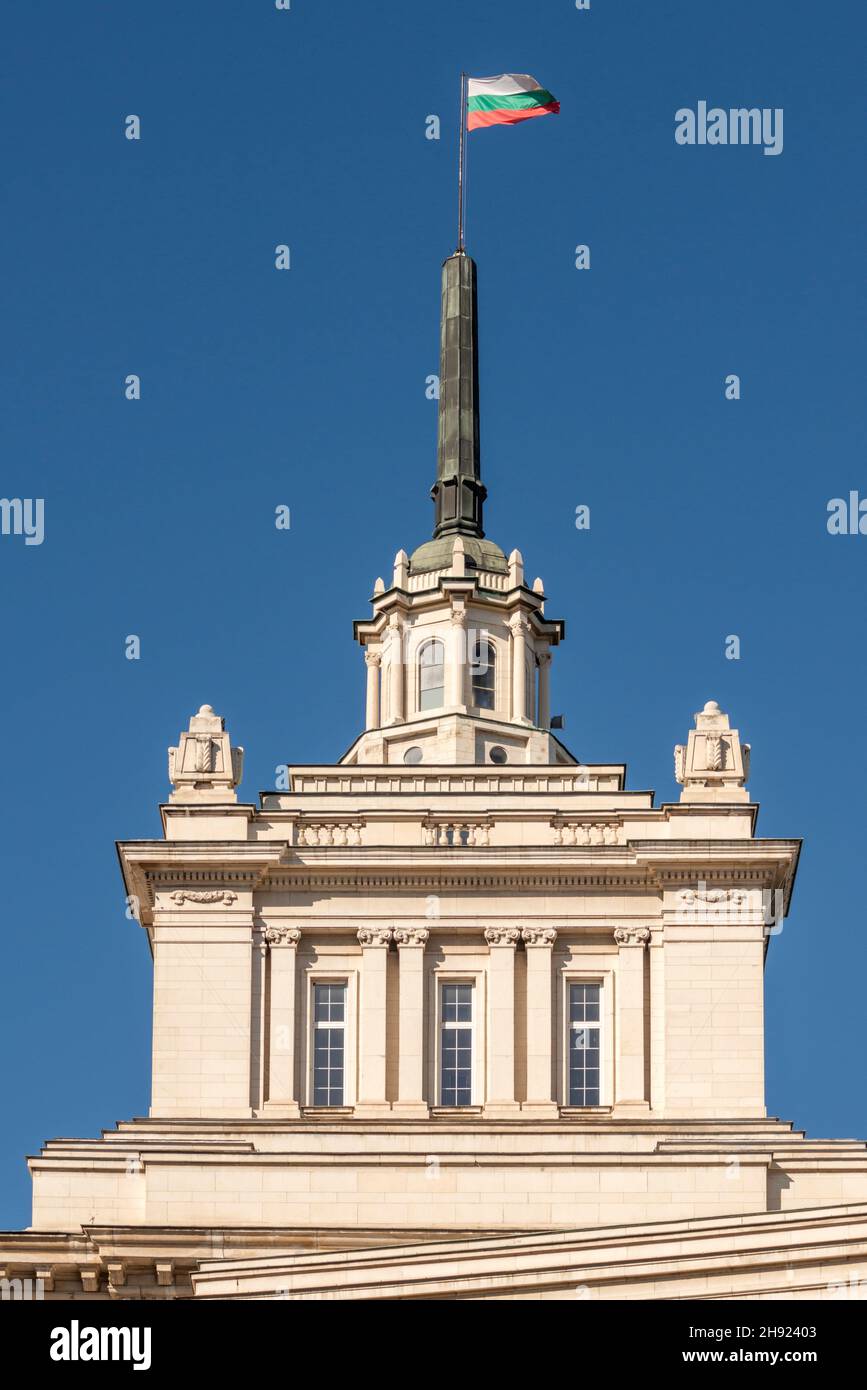 Sofia Bulgaria bandiera sull'edificio dell'Assemblea Nazionale o ex Casa Comunista della facciata dell'architettura stalinista degli anni '1950, Europa orientale, Balcani, UE Foto Stock