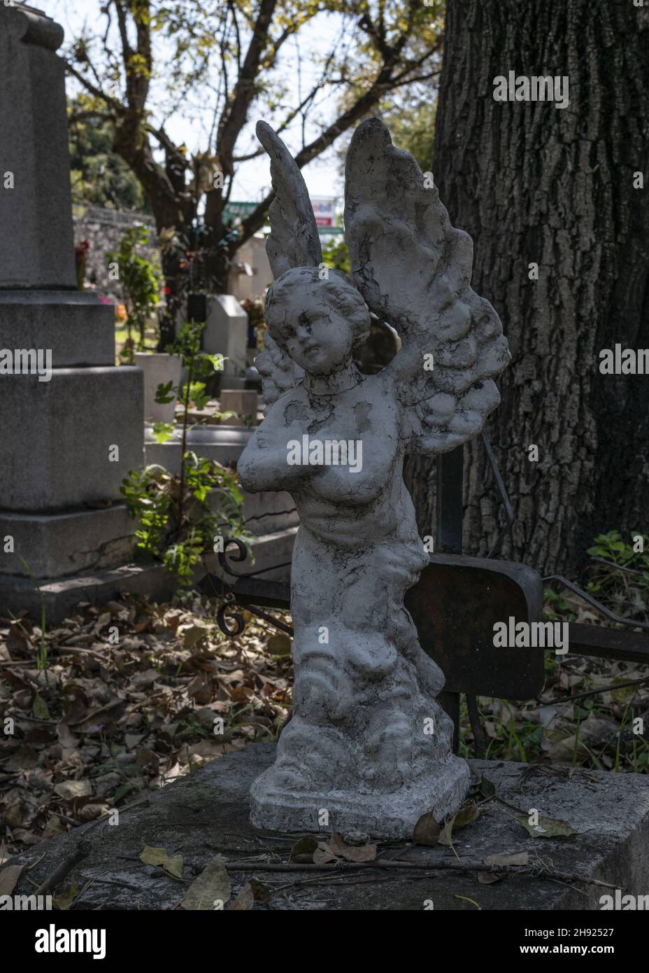 Colpo verticale di una statua del cimitero di un angelo Foto Stock
