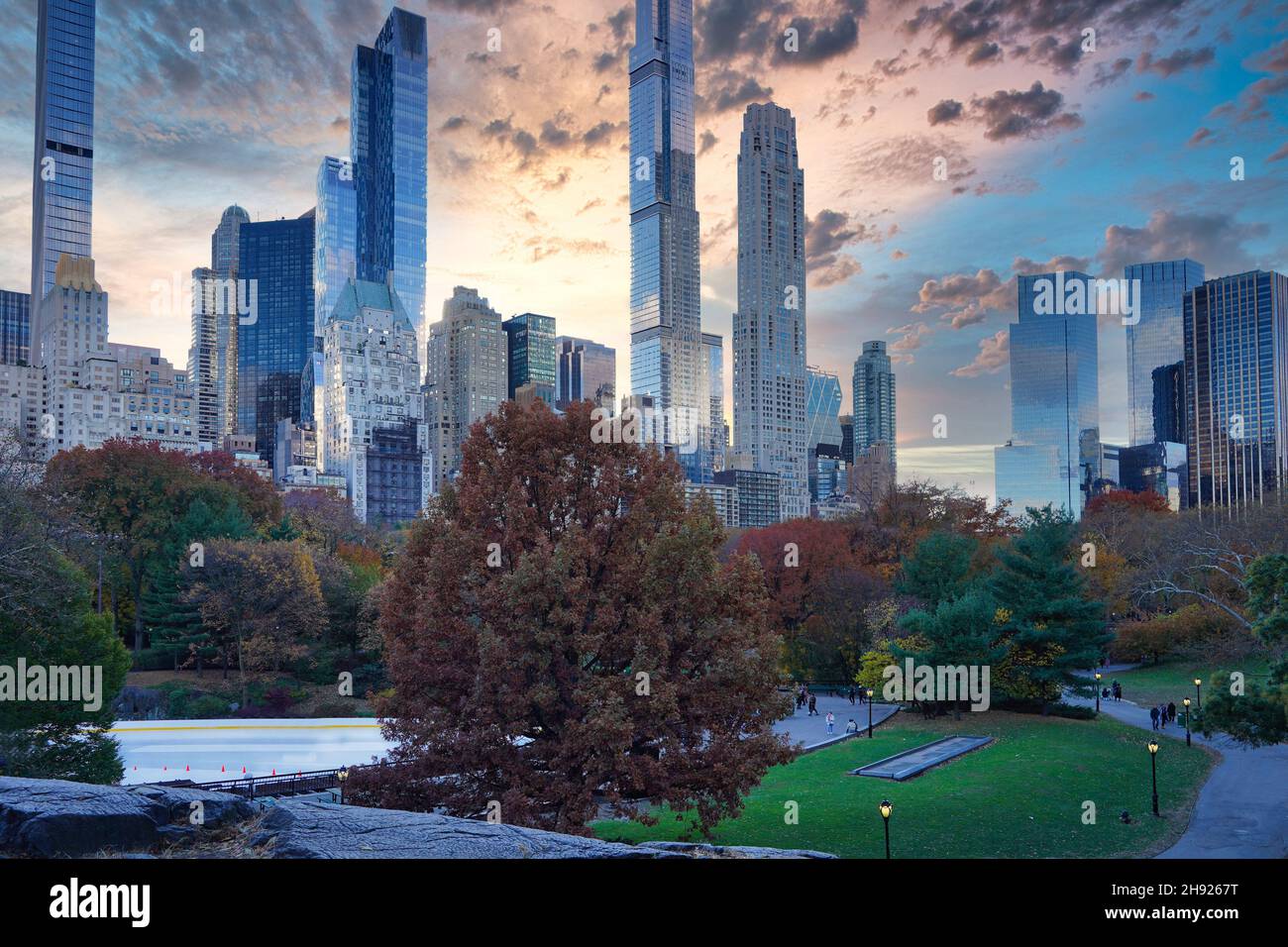 Skyline di Manhattan, guardando a sud-ovest da Central Park, con alti grattacieli stretti su Bilionaires' Row Foto Stock