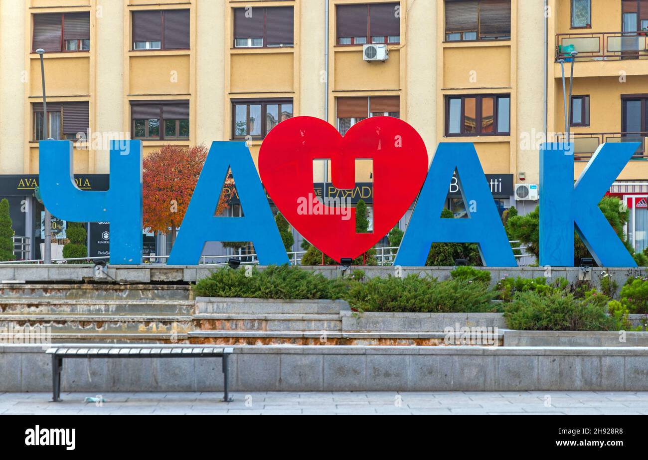 Cacak, Serbia - 07 novembre 2021: Big Landmark Sign Cirillic script Cacak with Red Heart shape. Foto Stock