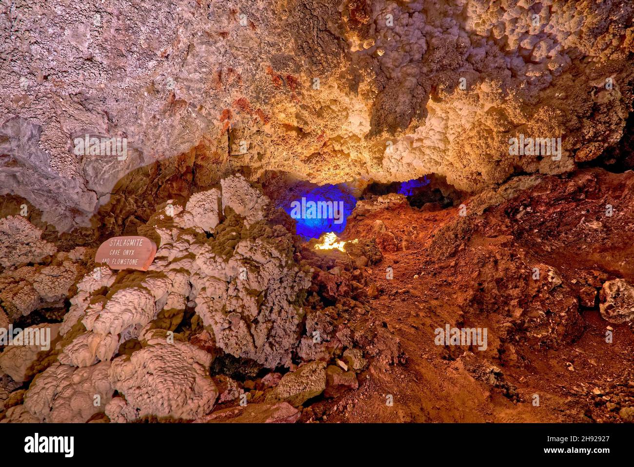Formazione di stalagmite, onice grotta e pietra fiorita nelle grotte del Grand Canyon. Situato vicino a Peach Springs, Arizona, lungo la storica Route 66, all'indicatore di miglio 115. Foto Stock