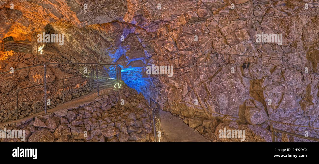 Panorama del sentiero che porta fuori dalla Cappella dei secoli all'interno delle grotte del Grand Canyon. Il muro a destra è dove le spose in passato hanno lasciato b Foto Stock