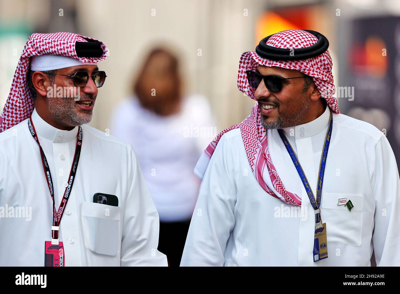 Jeddah, Arabia Saudita. 03 dicembre 2021. (Da L a R): Sheikh Salman bin Isa al-Khalifa (BRN) Capo Esecutivo del circuito Internazionale del Bahrain con il Principe Khalid Bin Sultan al Faisal (KSA) Presidente della Federazione Saudita Automobile e motociclistica. Gran Premio dell'Arabia Saudita, venerdì 3 dicembre 2021. Jeddah, Arabia Saudita. Credit: James Moy/Alamy Live News Foto Stock