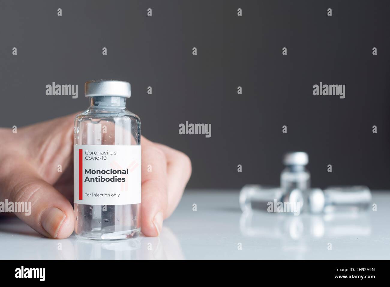 Il medico di sesso femminile tiene un flaconcino di anticorpi monoclonali un trattamento per il coronavirus covid-19 Foto Stock