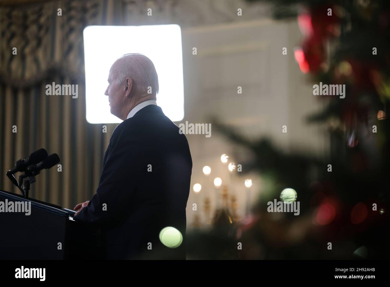 Bethesda, Stati Uniti. 03 dicembre 2021. Il presidente Joe Biden parla del rapporto di novembre sull'occupazione dalla sala da pranzo di Stato della Casa Bianca a Washington, DC, il 3 dicembre 2021. (Foto di Oliver Contreras/Sipa USA) Credit: Sipa USA/Alamy Live News Foto Stock