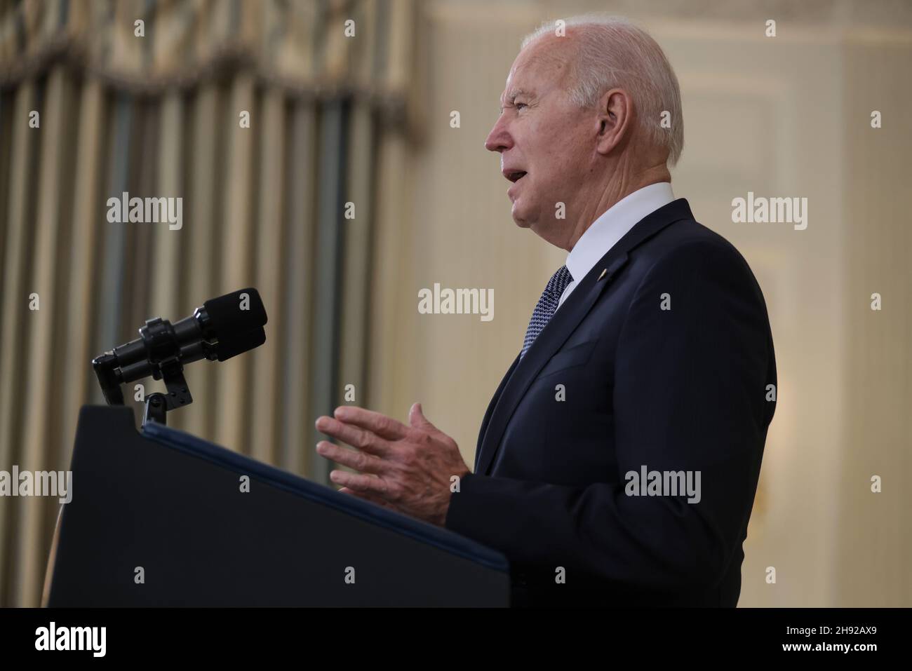 Bethesda, Stati Uniti. 03 dicembre 2021. Il presidente Joe Biden parla del rapporto di novembre sull'occupazione dalla sala da pranzo di Stato della Casa Bianca a Washington, DC, il 3 dicembre 2021. (Foto di Oliver Contreras/Sipa USA) Credit: Sipa USA/Alamy Live News Foto Stock