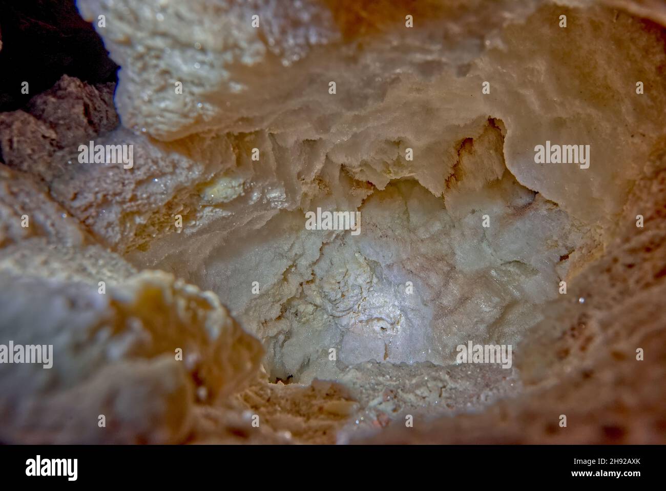 L'interno scintillante di un geode da parete nelle grotte del Grand Canyon, situato lungo la Route 66 all'indicatore di miglio 115 vicino a Peach Springs AZ. Foto Stock