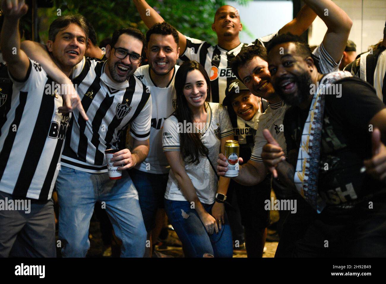 Nabburg, Brasile. 2 dicembre 2021. I tifosi dell'Atletico Mineiro festeggiano il primo titolo di campionato del club in 50 anni. Migliaia di persone si radunarono in città e rallegrarono i giocatori di Atletico Mineiro. Il club tradizionale aveva conquistato il campionato storico con una vittoria 3:2 (0:0) dopo aver conquistato 0:2 contro Bahia. (A dpa 'Atlético Mineiro celebra il titolo di campionato in Brasile - diversi feriti') Credit: Fabio Barros/dpa/Alamy Live News Foto Stock