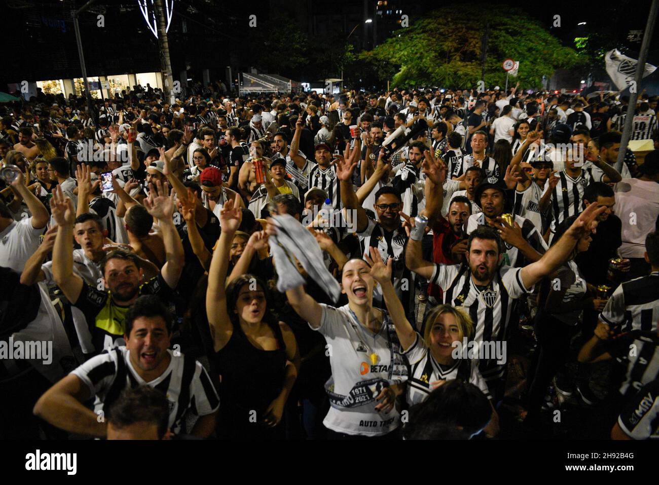 Nabburg, Brasile. 2 dicembre 2021. I tifosi dell'Atletico Mineiro festeggiano il primo titolo di campionato del club in 50 anni. Migliaia di persone si radunarono in città e rallegrarono i giocatori di Atletico Mineiro. Il club tradizionale aveva conquistato il campionato storico con una vittoria 3:2 (0:0) dopo aver conquistato 0:2 contro Bahia. (A dpa 'Atlético Mineiro celebra il titolo di campionato in Brasile - diversi feriti') Credit: Fabio Barros/dpa/Alamy Live News Foto Stock