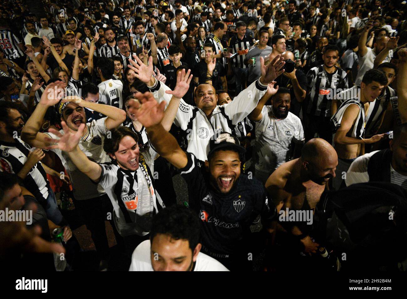 Nabburg, Brasile. 2 dicembre 2021. I tifosi dell'Atletico Mineiro festeggiano il primo titolo di campionato del club in 50 anni. Migliaia di persone si radunarono in città e rallegrarono i giocatori di Atletico Mineiro. Il club tradizionale aveva conquistato il campionato storico con una vittoria 3:2 (0:0) contro Bahia dopo aver superato 0:2. (A dpa 'Atlético Mineiro celebra il titolo di campionato in Brasile - diversi feriti') Credit: Fabio Barros/dpa/Alamy Live News Foto Stock