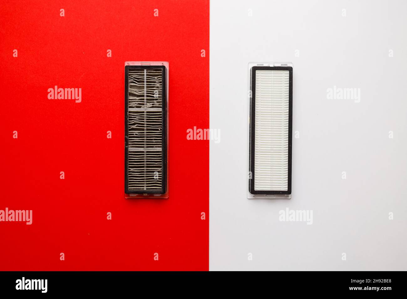 Filtri dell'aria nuovi e usati sporchi. È ora di sostituire il filtro HEPA Concept per hoover Foto Stock
