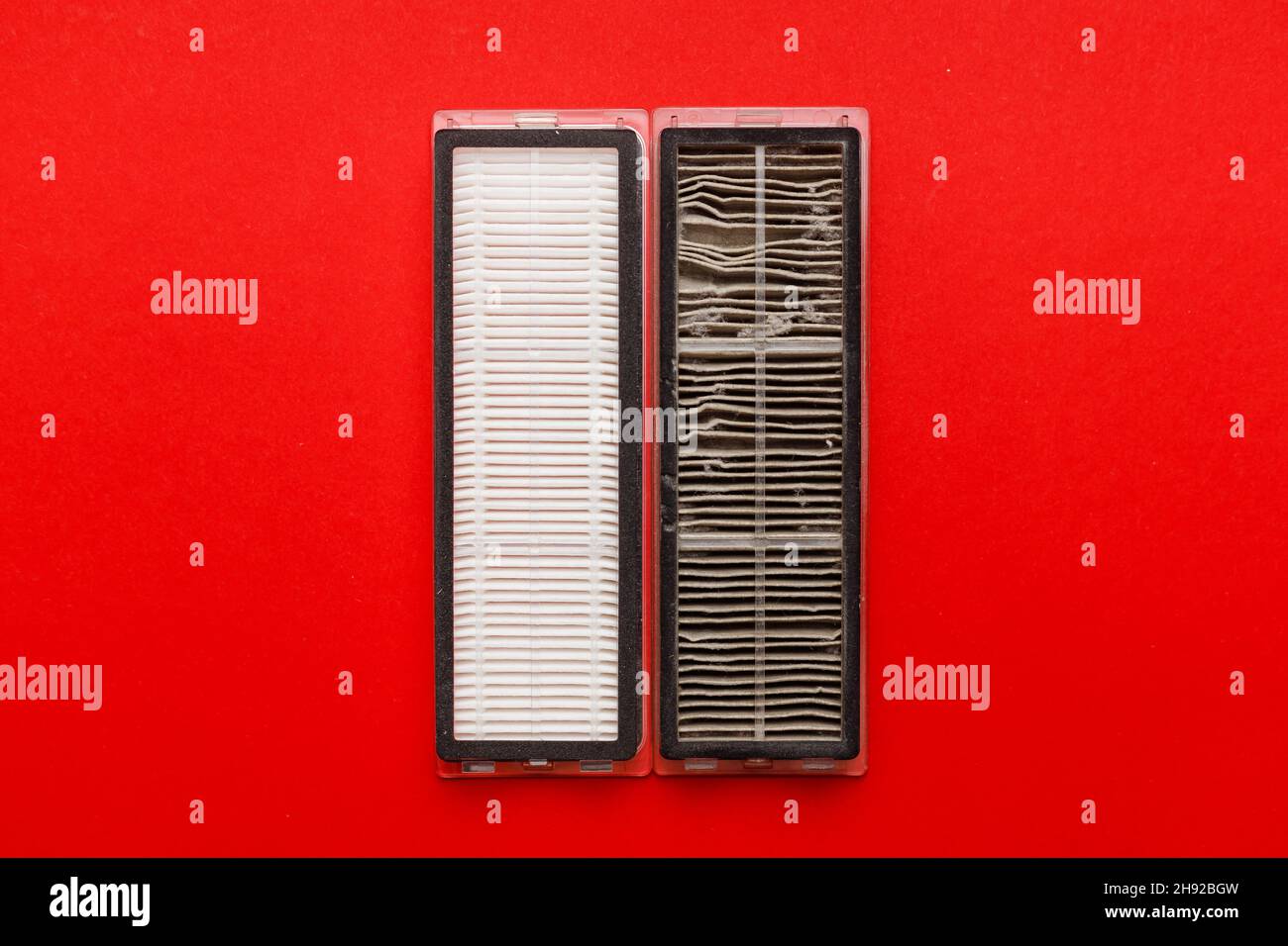 Filtri dell'aria nuovi e usati sporchi. È ora di sostituire il filtro HEPA Concept per hoover Foto Stock