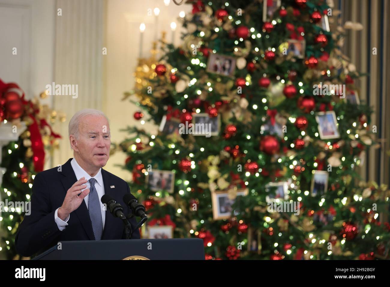 Bethesda, Stati Uniti. 03 dicembre 2021. Il presidente Joe Biden parla del rapporto di novembre sull'occupazione dalla sala da pranzo di Stato della Casa Bianca a Washington, DC, il 3 dicembre 2021. (Foto di Oliver Contreras/Sipa USA) Credit: Sipa USA/Alamy Live News Foto Stock